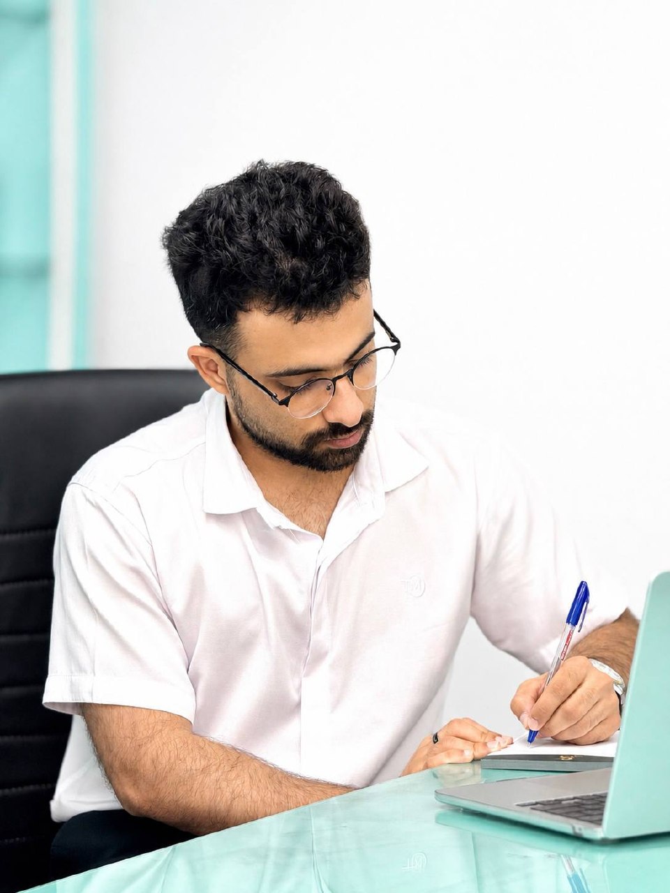 کارشناس شاهین دارابیان